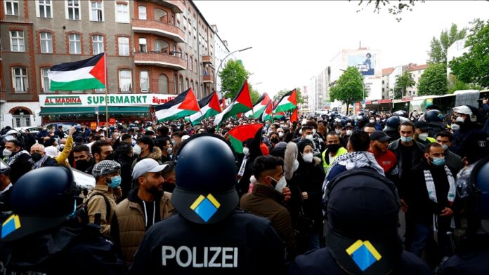 People gather to stage a demonstration to protest against Israeli attacks on Al-Aqsa Mosque and Palestinians, on May 14, 2021, in Berlin, Germany. Photo: Abdulhamid Hosbas - Anadolu Agency