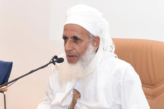 مفتی اعظم عمان شیخ احمد الخلیلی خطاب کر رہے ہیں
