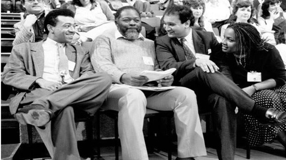 بوآٹینگ برنی گرانٹ، کیتھ واز اور ڈایان ایبٹ کے ساتھ، جو برطانیہ کی پہلی سیاہ فام اراکینِ پارلیمان تھے
