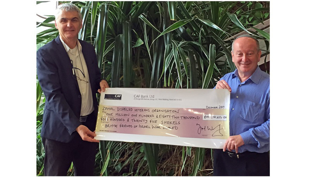 فرینک وائن برگ ایک ملین سے زائد شیکل کا چیک ایک صیہونی افسر کے حوالے کرتے ہوئے
